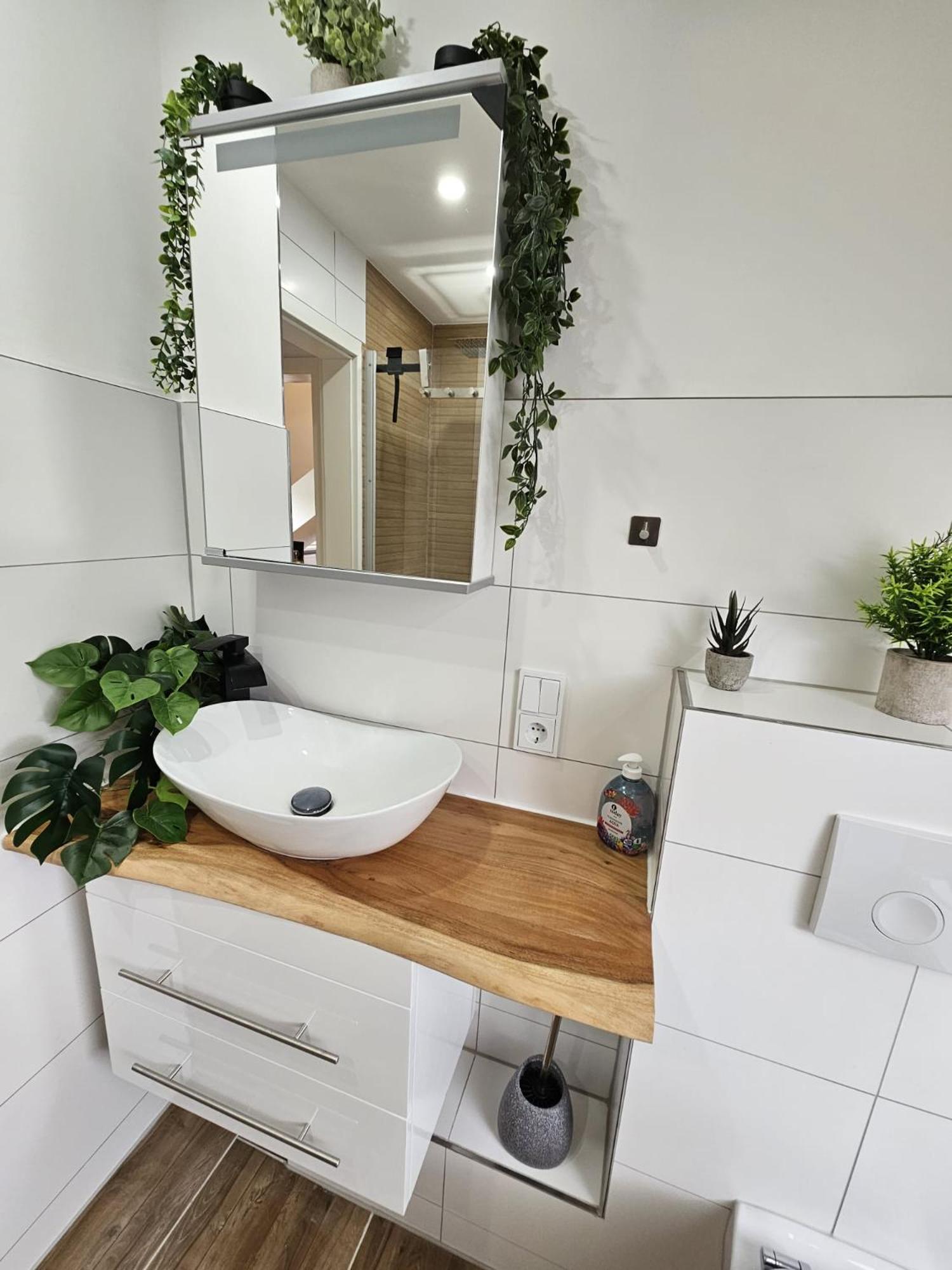 Tautraum Mit Whirlpool Und Gruenem Ausblick Appartement Wilhelmshaven