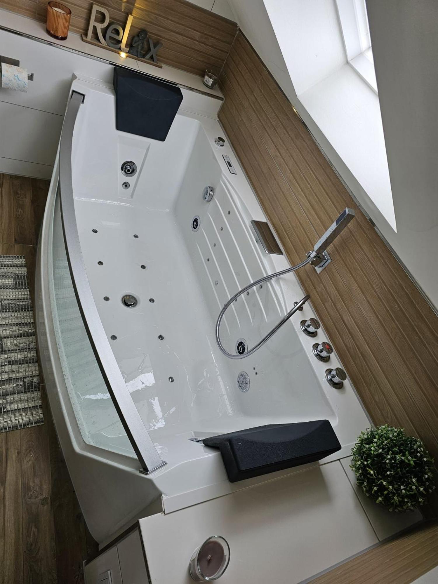 Tautraum Mit Whirlpool Und Gruenem Ausblick
